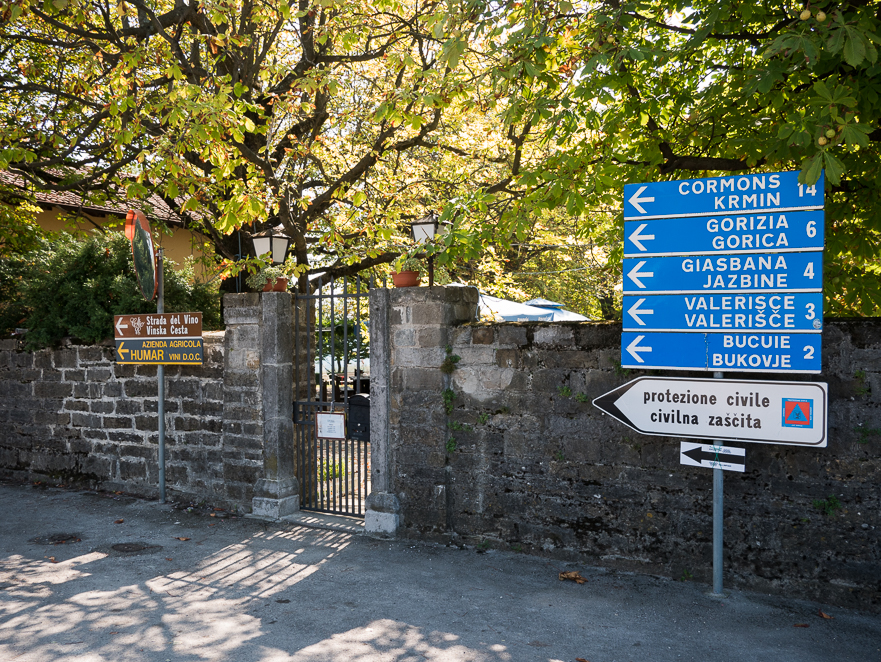 Startpunkt bei Sant' Andrat – im Hintergrund das Weingut Jermann